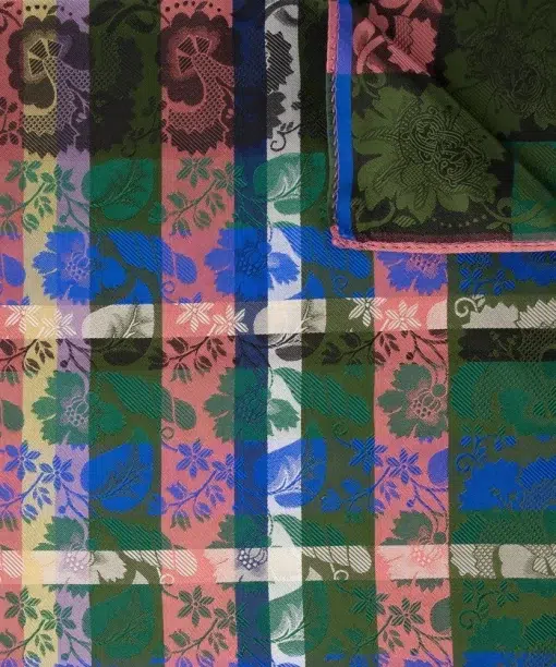 Alternative view of Estelle Silkeskjerf