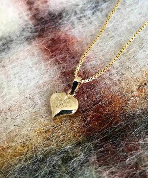 Alternative view of Hjertesmykke gravering i gult gull 10mm