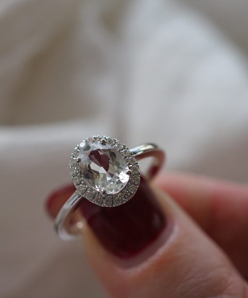 Alternative view of Oda Lux Ring 0.20ct. TW/SI + 1,30ct. Hvit topas, hvitt gull