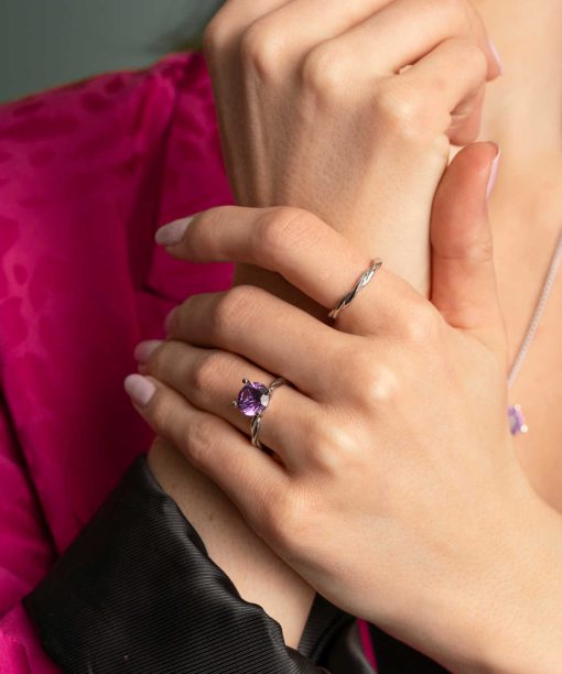 Alternative view of Ring i gull med syntetisk alexandritt