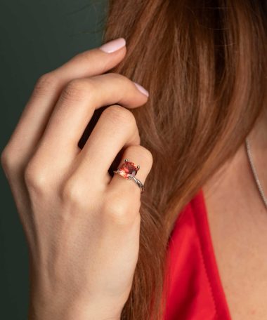 Alternative view of Ring i gull med syntetisk padparascha
