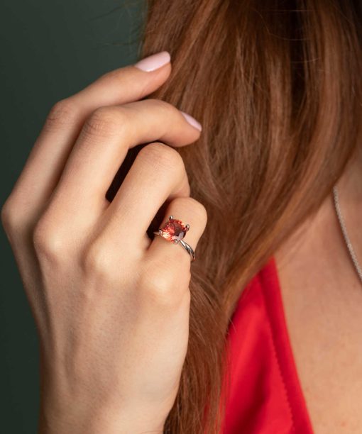 Alternative view of Ring i gull med syntetisk padparascha