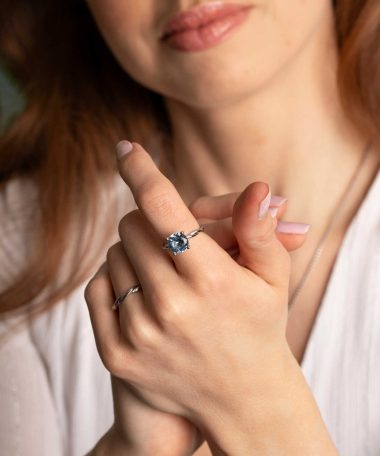 Alternative view of Ring i gull med syntetisk aqua
