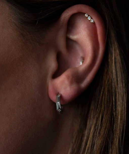 Alternative view of Fasett creoler i hvitt gull, Diamant 0.06ct (TWSI)