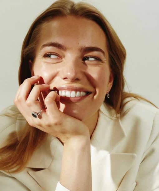 Alternative view of Øredobber i gull med diamant 0,20 WSI