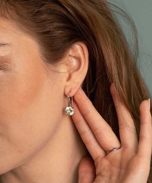 Alternative view of Øredobber i gull med syntetisk krysolitt