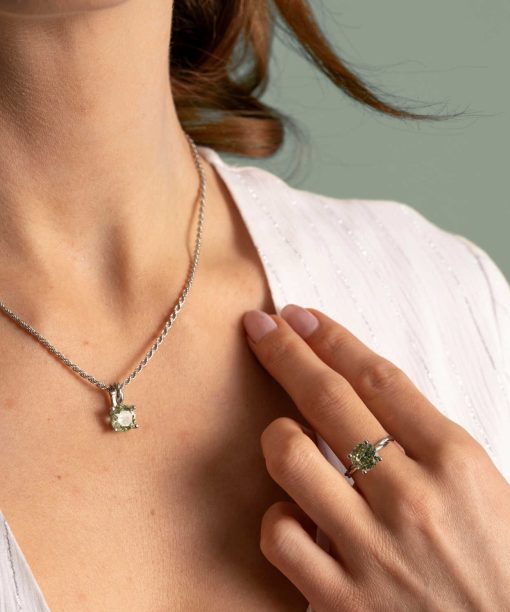 Alternative view of Anheng i gull med syntetisk krysolitt