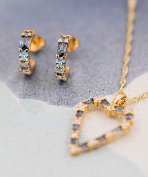 Alternative view of Mie øredobber i sølv med blå zirkonia