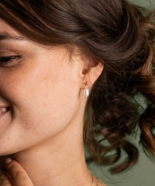 Alternative view of Jenny øredobber i sølv med perle