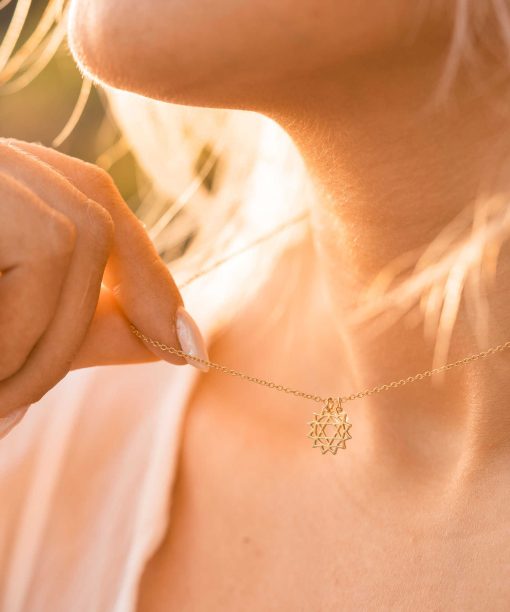 Alternative view of Hjertechakra smykke i sølv, rosenkvarts