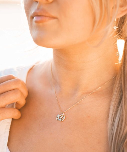 Alternative view of Lotus smykke i sølv med rosenkvarts