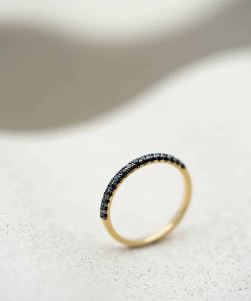 Alternative view of Rekkering i gull med sorte diamanter 0.27ct