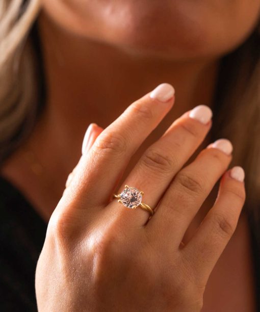 Alternative view of Ring i gull  med bergkrystall