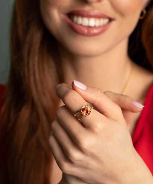 Alternative view of Ring i gull med syntetisk padparascha