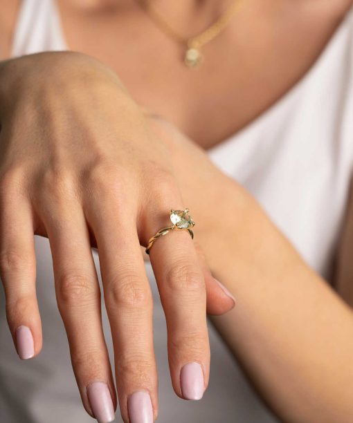 Alternative view of Ring i gull med syntetisk krysolitt