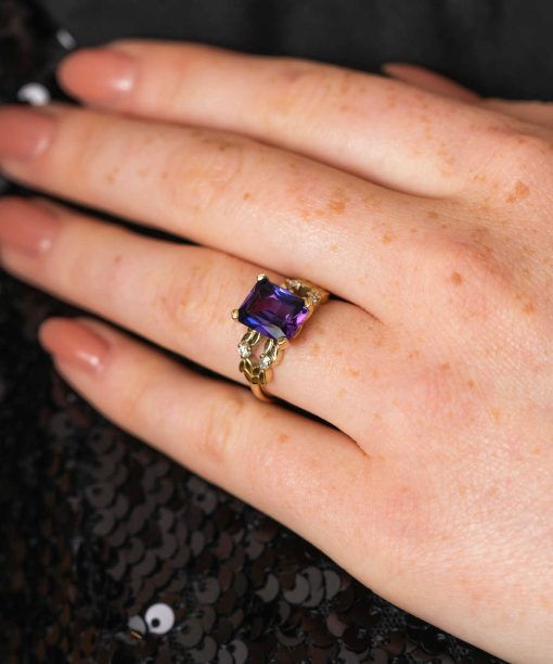 Alternative view of Ring i gull med CZ lilla/hvit