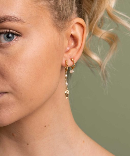 Alternative view of Shapes by Gulldia Keshi øredobber i sølv med perle, lang