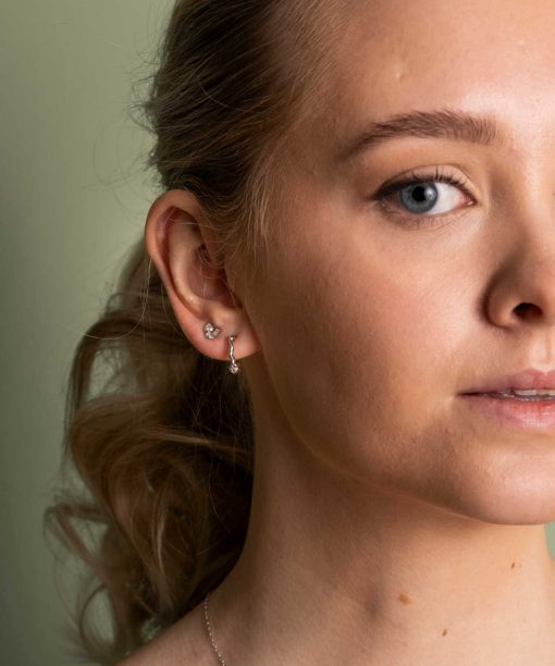 Alternative view of Shapes by Gulldia Breeze øredobber i sølv