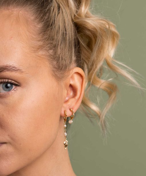 Alternative view of Shapes by Gulldia Keshi øredobber i sølv med perle, small