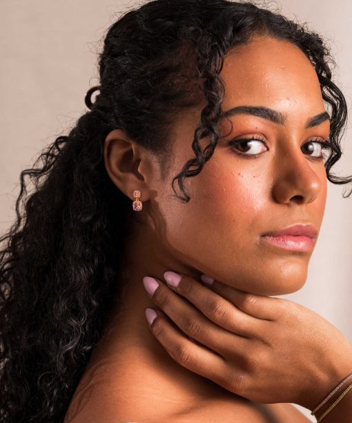 Alternative view of Macy øredobber i sølv med rosa zirkonia