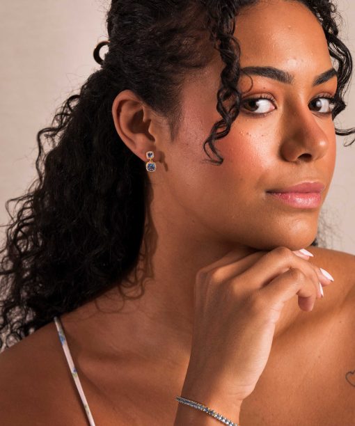 Alternative view of Macy øredobber i sølv med blå zirkonia