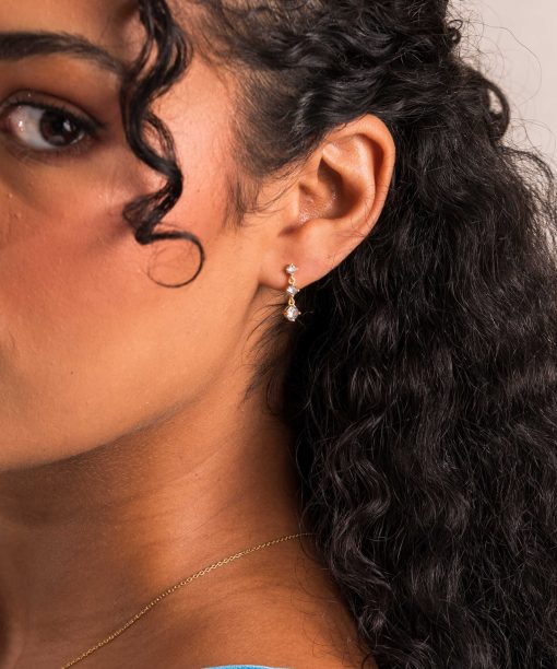 Alternative view of Serena øredobber i sølv med zirkonia