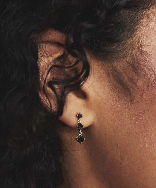 Alternative view of Serena øredobber i sølv, sort zirkonia