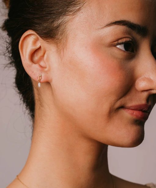 Alternative view of Alga øredobber i forgylt 925 sølv med perle