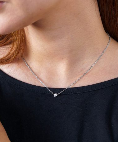 Alternative view of Gulldia - Past smykke i 925 sølv med hvit sten