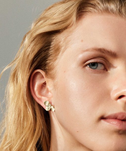 Alternative view of Øredobber i gull med diamant 0,10 WSI