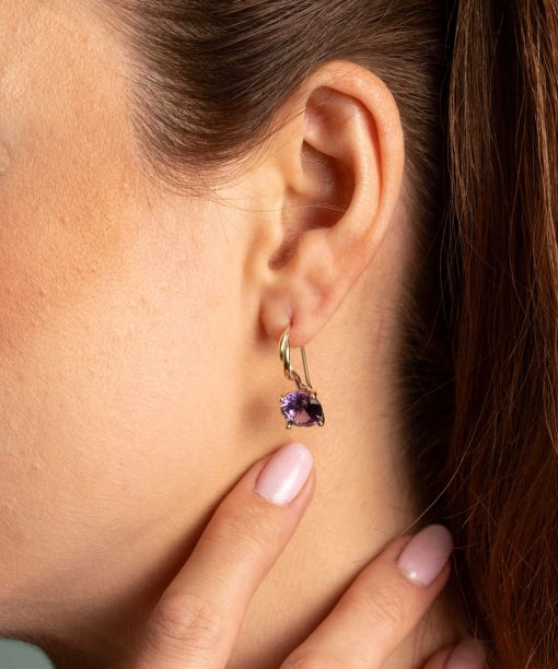 Alternative view of Øredobber i gull med syntetisk alexandritt