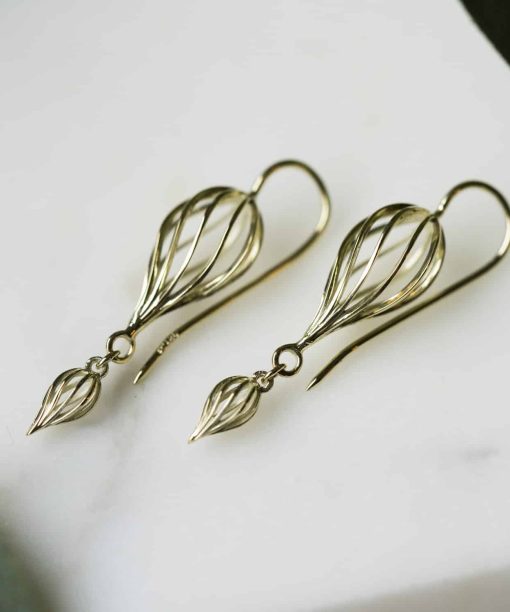 Alternative view of Øredobber i gull dråpe