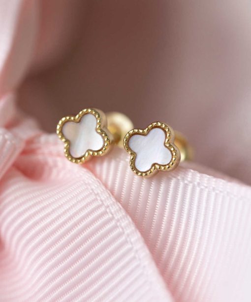 Alternative view of Øredobber i sølv perlemor kløver´