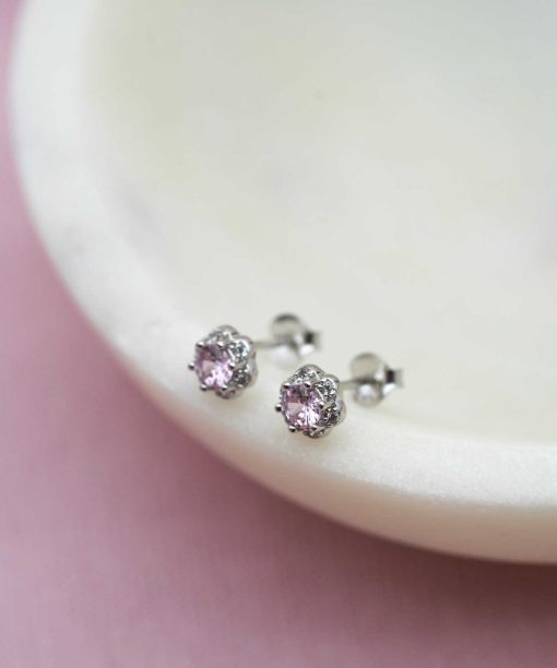 Alternative view of Øredobber i sølv med zirkonia blomst