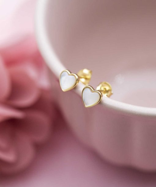 Alternative view of Øredobber i sølv med perle hjerte