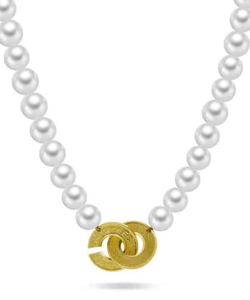 Kjede i ferskvannsperler 8-9 mm perler med gult gull lås