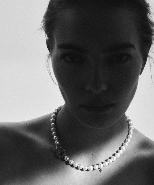 Alternative view of Kjede i ferskvannsperler 8-9 mm perler med gult gull lås