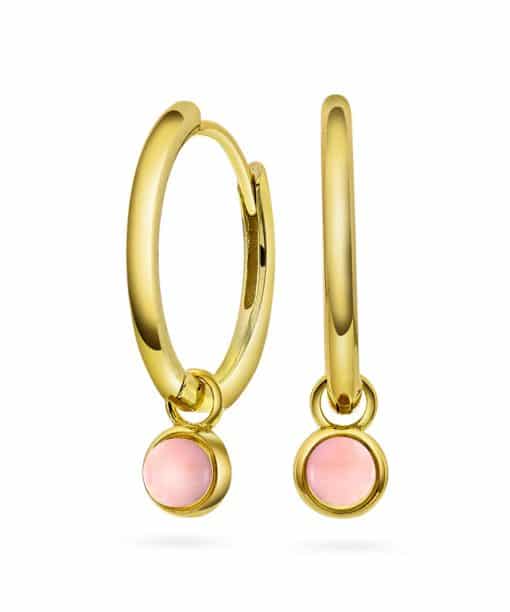 Sandra Lyng, Ørering i forgylt sølv med rosa opal KJÆRLIGHET (24mm)