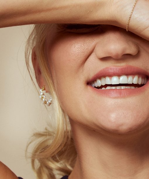 Alternative view of Sandra Lyng, Perledrøm øreringer i sølv