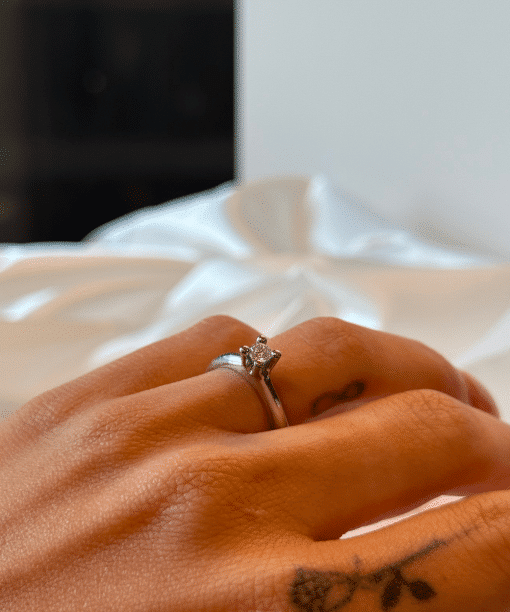 Alternative view of Lene Visholm en sten ring 0.20CT Wsi hvit 585