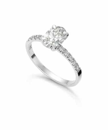 Ring Olivia i hvitt gull med oval midtstein og sidesteiner 0,62ct TWSI