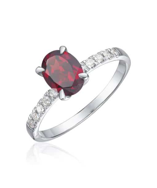 Ring Olivia i hvitt gull med 0,12ct WSI og granat oval midtstein