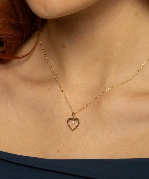 Alternative view of Hjertesmykke i gult gull med zirkonia