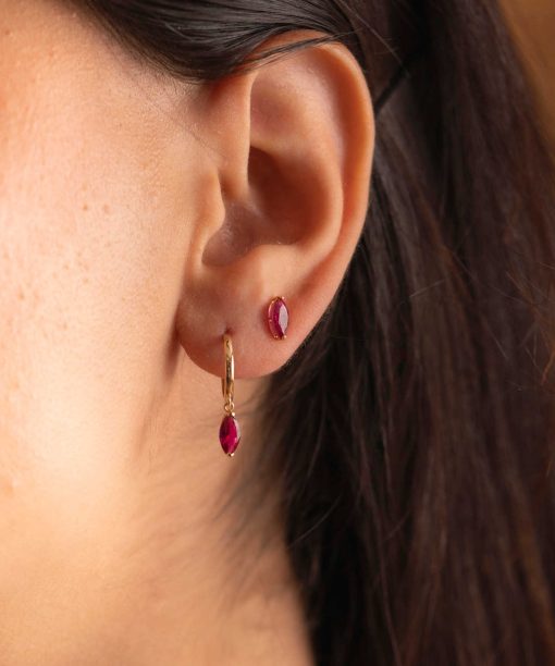 Alternative view of Øredobber i gull med rød zirkonia