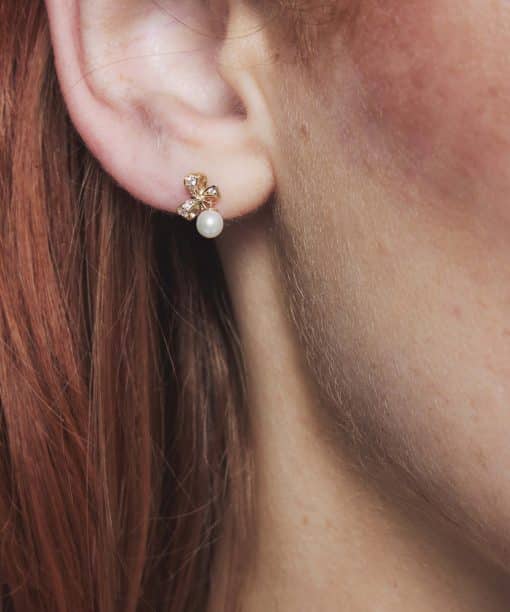 Alternative view of Øredobb i gull med ferskvannsperle