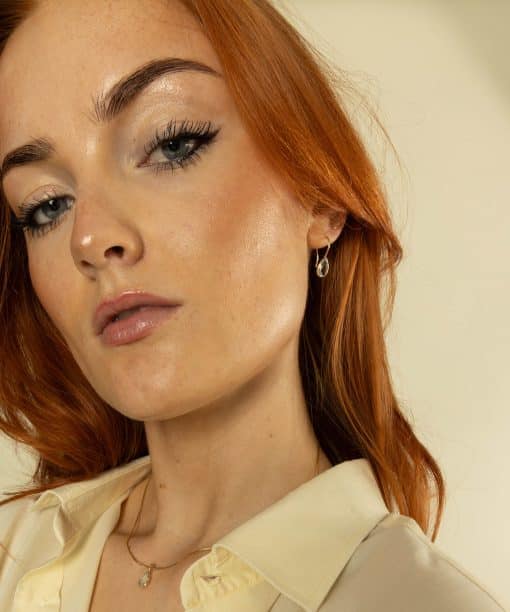 Alternative view of Øredobber i gull med blå topas