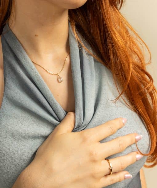 Alternative view of Anheng i gull med blå topas