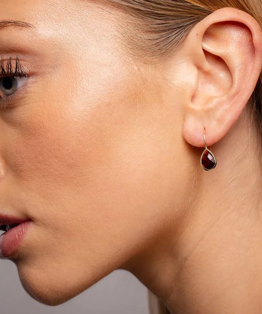 Alternative view of Øredobber i gull med rhodolitt