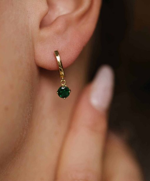 Alternative view of Nora Mørk by Gulldia Øreringer i sølv med grønn zirkonia