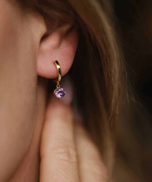 Alternative view of Nora Mørk by Gulldia Øreringer i sølv med lilla zirkonia